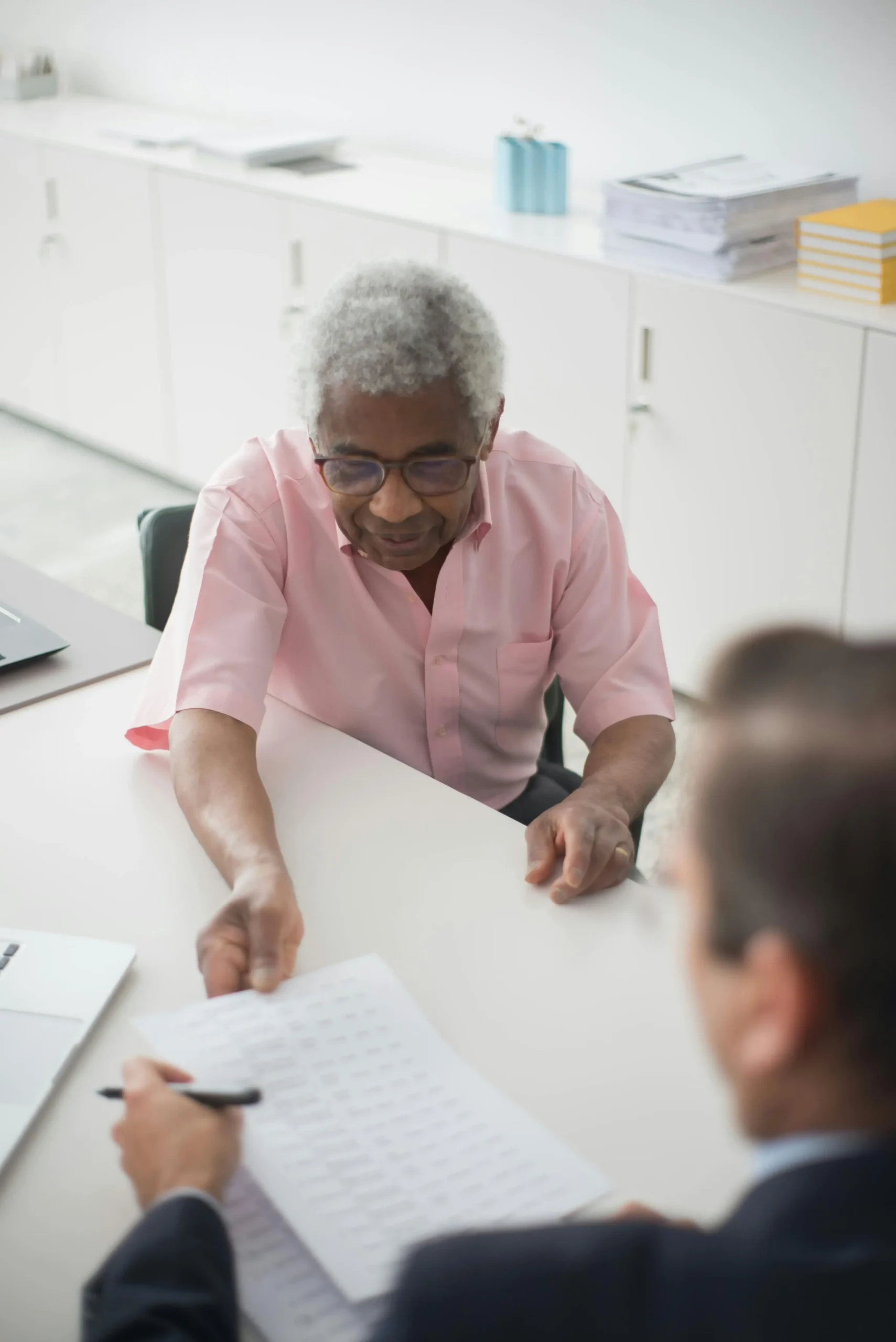 A women discussing Blue Cross Blue Shield Medicare Supplement plans with an agent